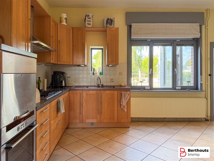 MAISON SPACIEUSE AVEC DÉPENDANCES