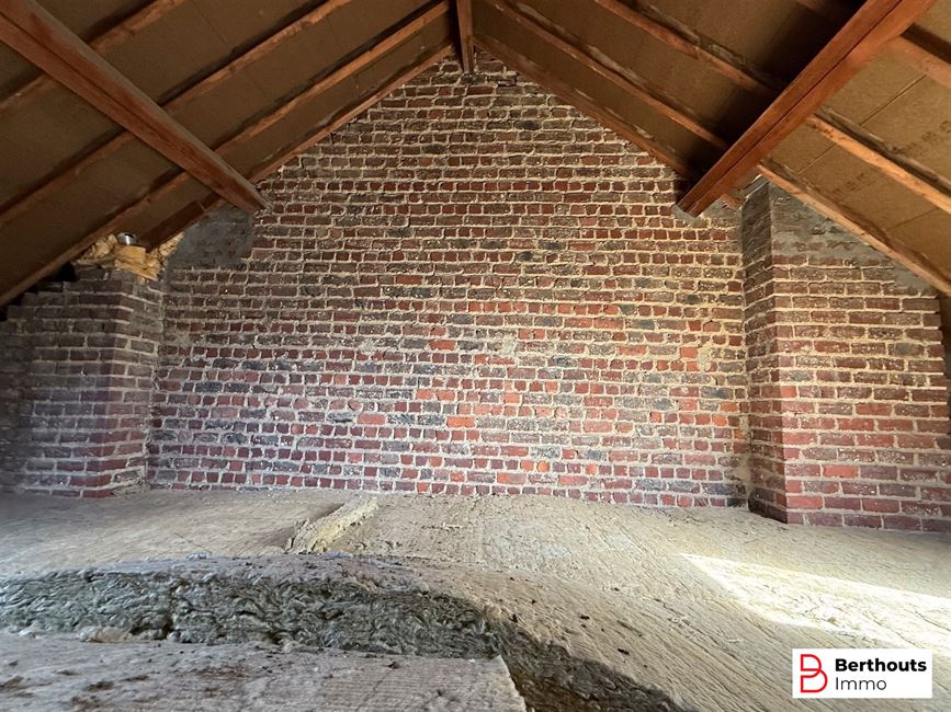 MAISON SPACIEUSE AVEC DÉPENDANCES