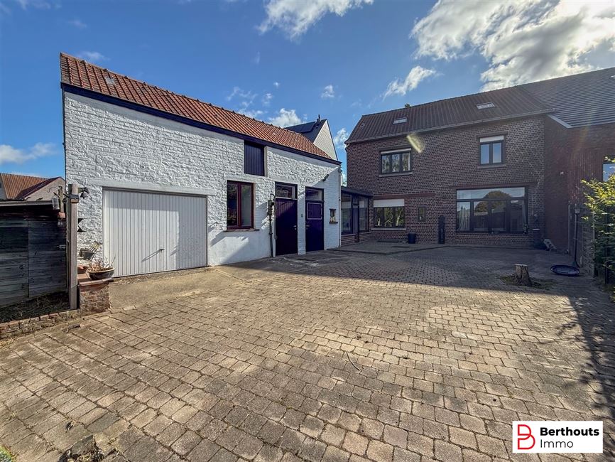 WONING MET AANHORIGHEDEN OP 11 ARE 86 CA