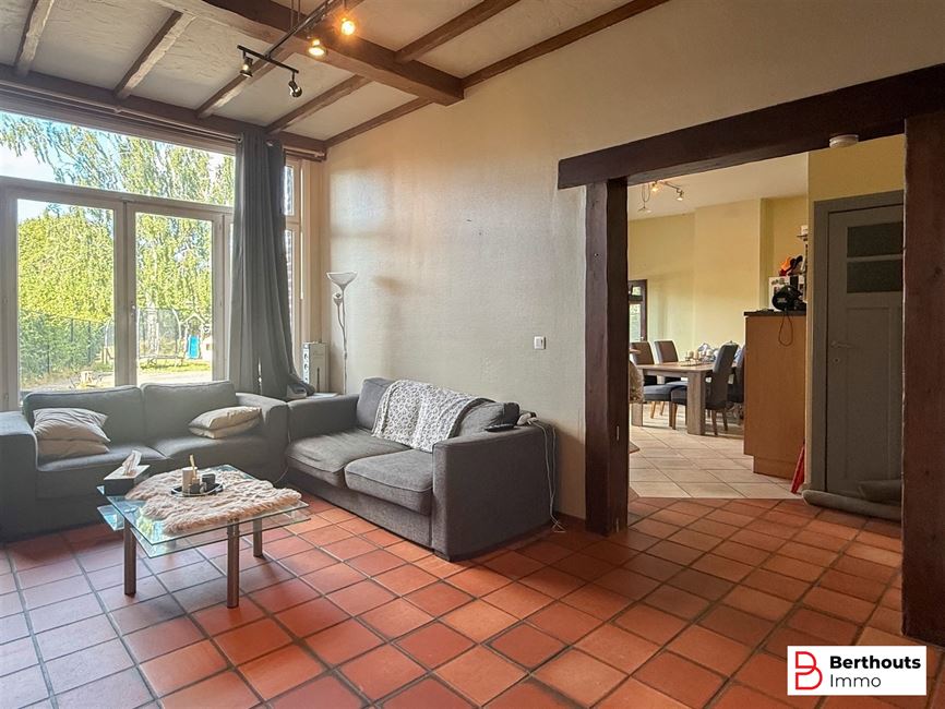 MAISON SPACIEUSE AVEC DÉPENDANCES