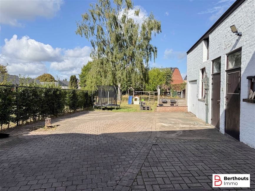 WONING MET AANHORIGHEDEN OP 11 ARE 86 CA