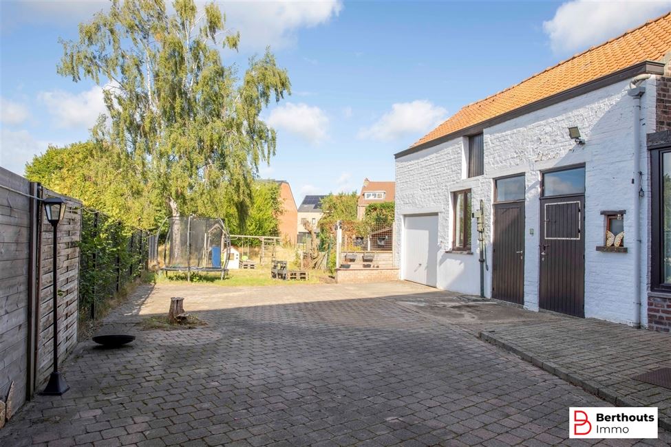 WONING MET AANHORIGHEDEN OP 11 ARE 86 CA