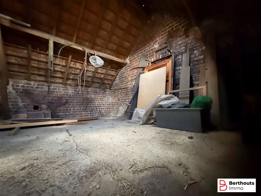 WONING MET AANHORIGHEDEN OP 11 ARE 86 CA