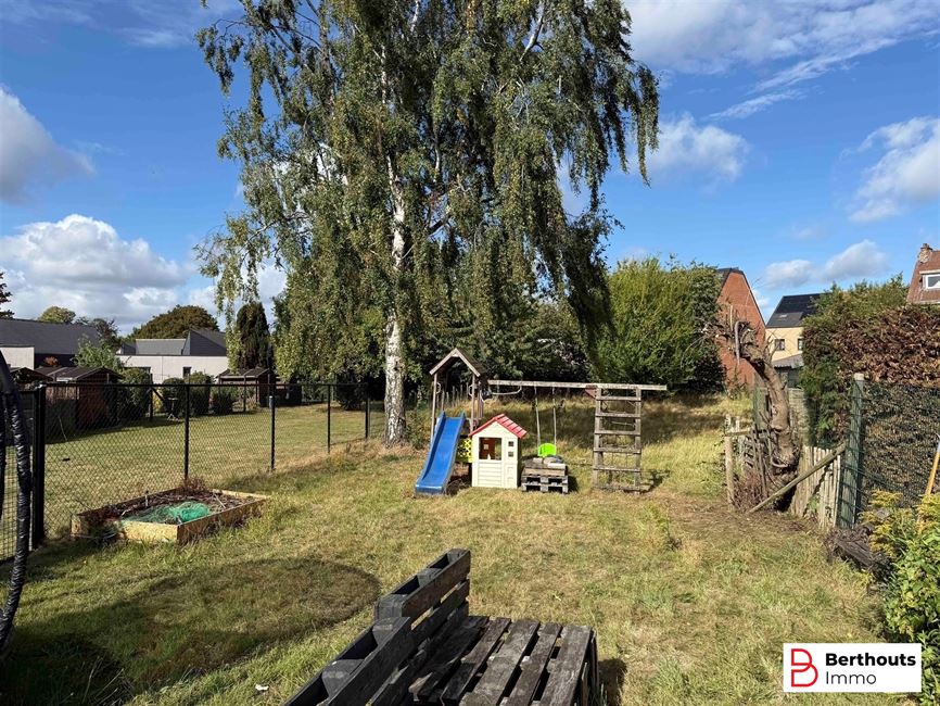 WONING MET AANHORIGHEDEN OP 11 ARE 86 CA