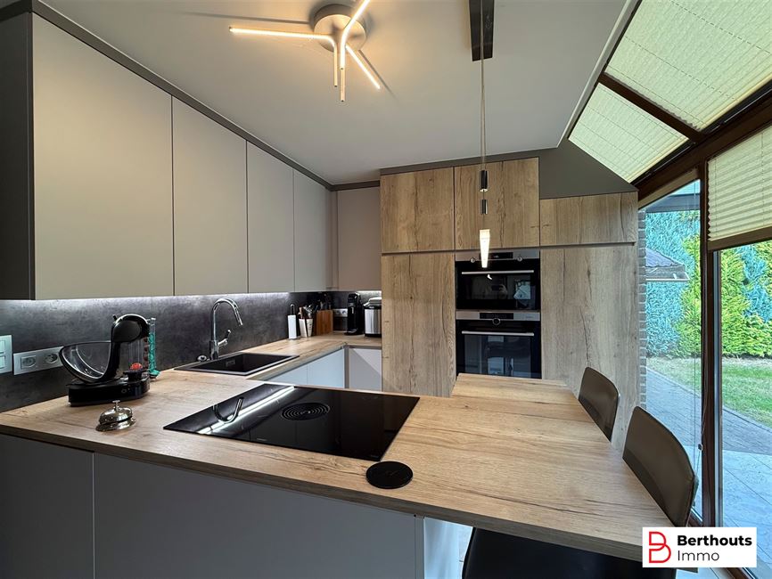 VILLA AVEC MAGNIFIQUE JARDIN ET 2 GARAGES