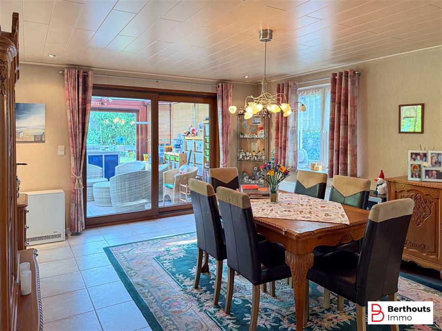 VILLA AVEC MAGNIFIQUE JARDIN ET 2 GARAGES