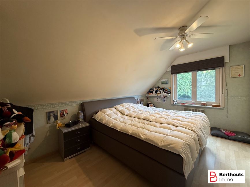 VILLA AVEC MAGNIFIQUE JARDIN ET 2 GARAGES