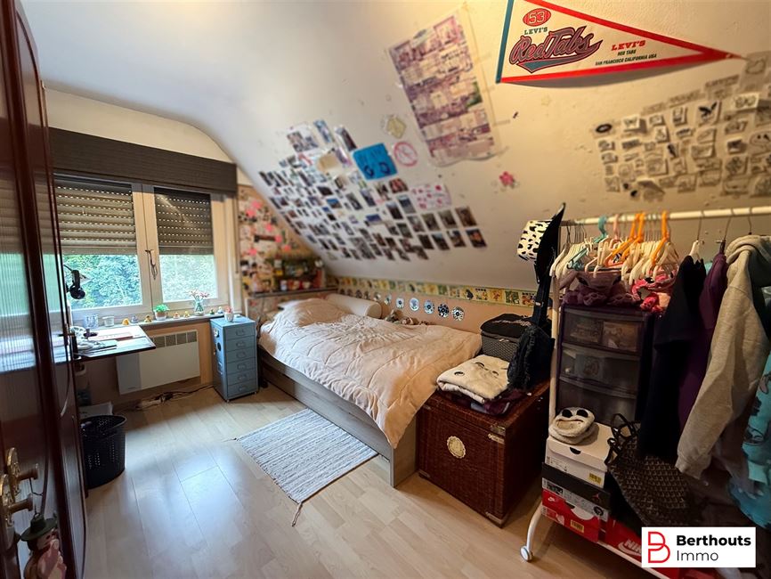 VILLA AVEC MAGNIFIQUE JARDIN ET 2 GARAGES