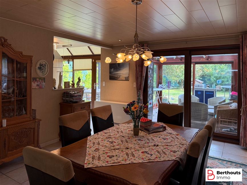 VILLA AVEC MAGNIFIQUE JARDIN ET 2 GARAGES