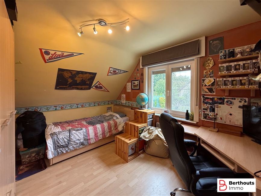 VILLA AVEC MAGNIFIQUE JARDIN ET 2 GARAGES