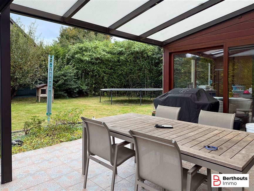 VILLA AVEC MAGNIFIQUE JARDIN ET 2 GARAGES