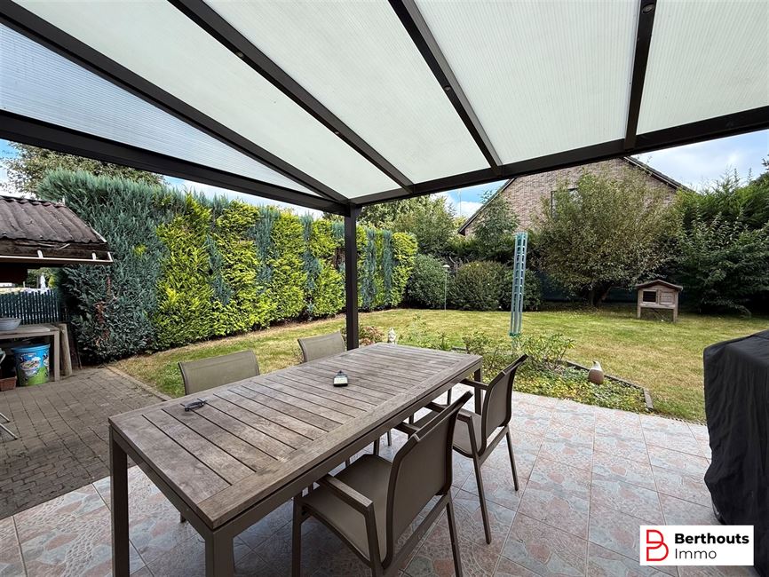 VILLA AVEC MAGNIFIQUE JARDIN ET 2 GARAGES