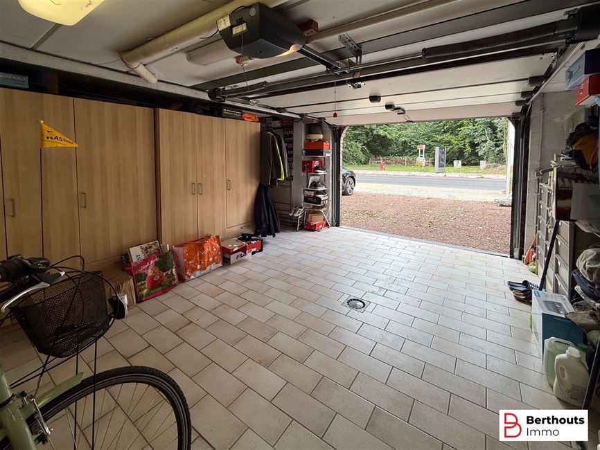 VILLA AVEC MAGNIFIQUE JARDIN ET 2 GARAGES