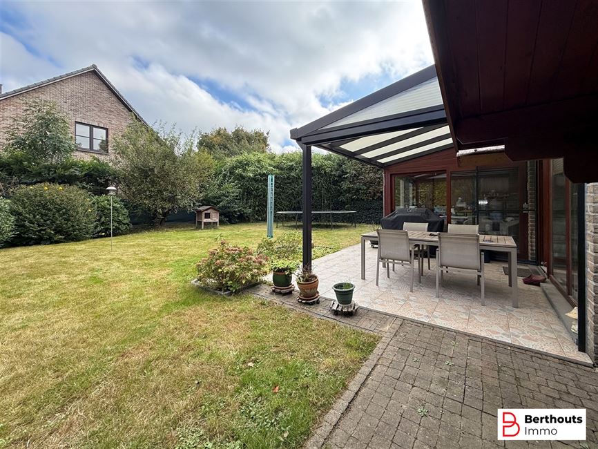 VILLA AVEC MAGNIFIQUE JARDIN ET 2 GARAGES