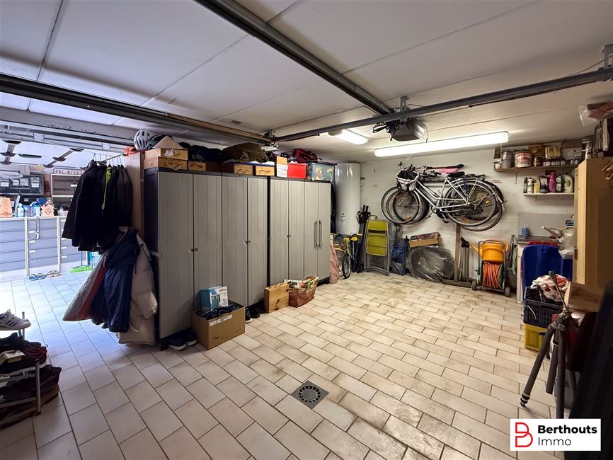 VILLA AVEC MAGNIFIQUE JARDIN ET 2 GARAGES