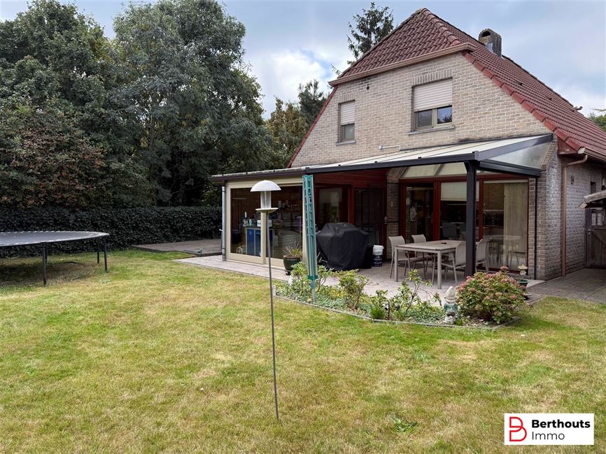 VILLA AVEC MAGNIFIQUE JARDIN ET 2 GARAGES