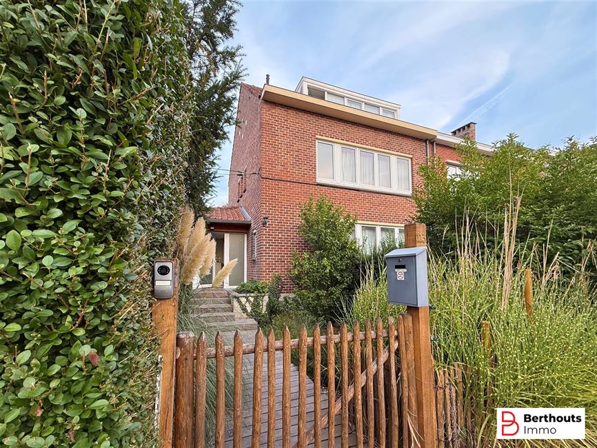 Charmante maison 3 façades prête à habiter avec joli jardin