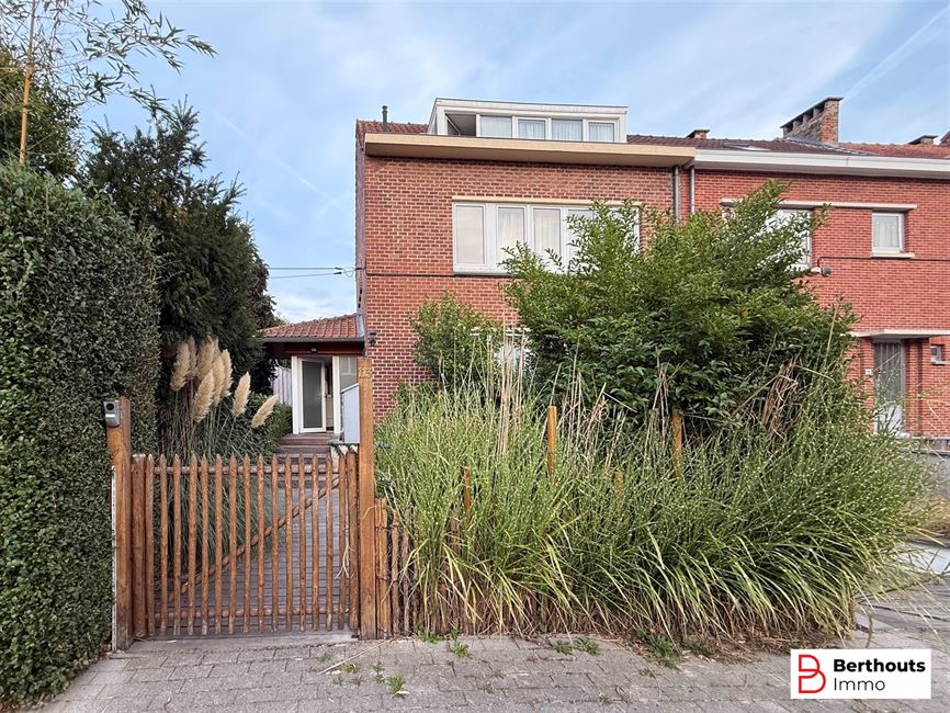 Charmante maison 3 façades prête à habiter avec joli jardin