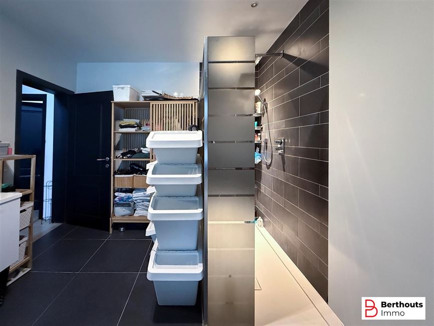 GERENOVEERDE RIJWONING MET TUIN