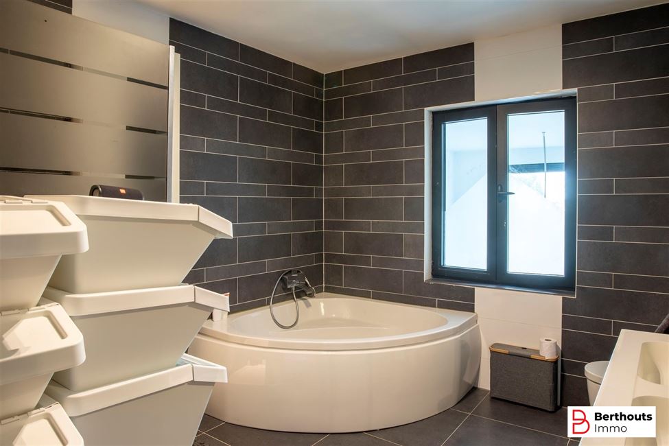 GERENOVEERDE RIJWONING MET TUIN