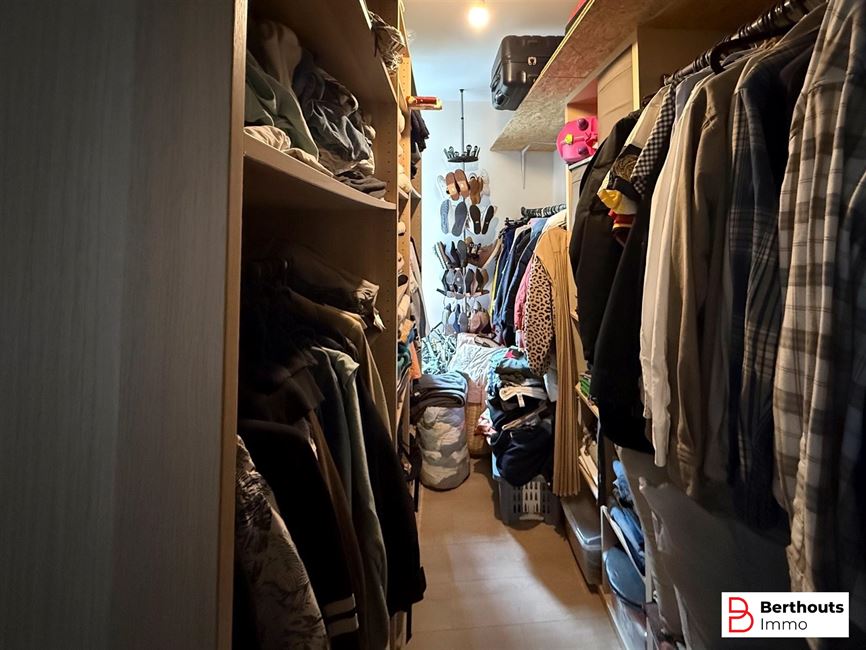 GERENOVEERDE RIJWONING MET TUIN