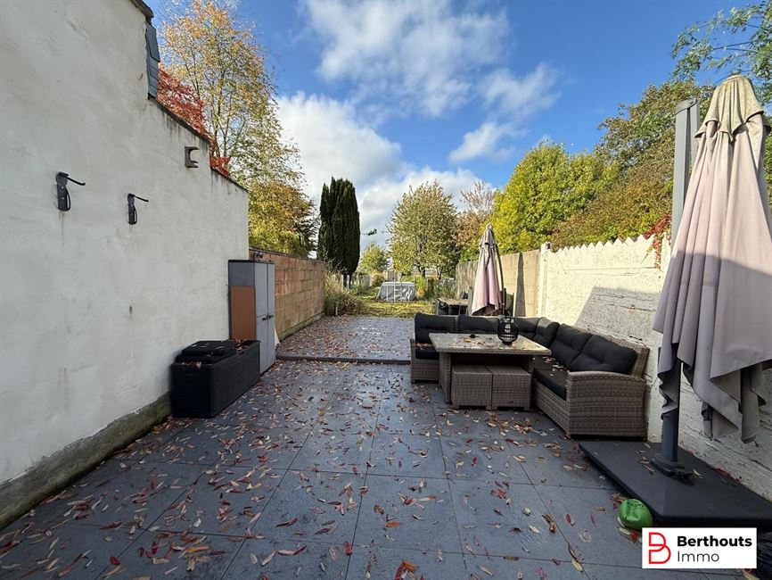 GERENOVEERDE RIJWONING MET TUIN