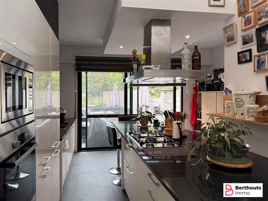 GERENOVEERDE RIJWONING MET TUIN