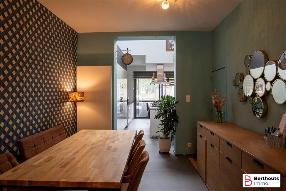 GERENOVEERDE RIJWONING MET TUIN