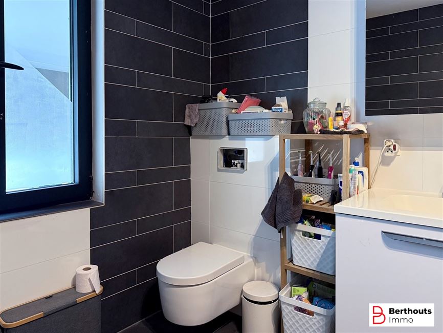 GERENOVEERDE RIJWONING MET TUIN