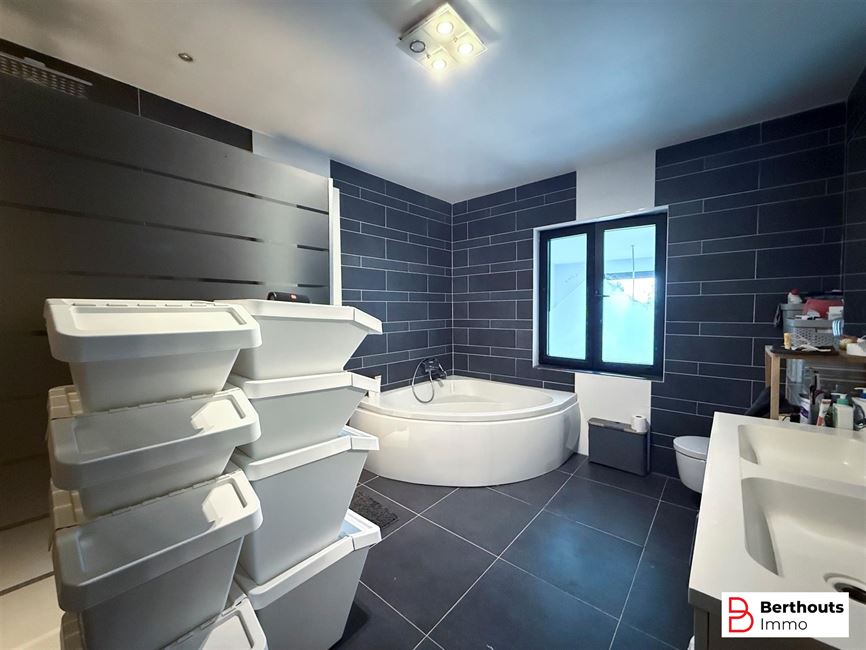 GERENOVEERDE RIJWONING MET TUIN