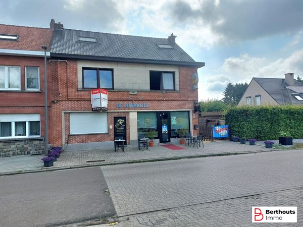 Immeuble polyvalent avec espace commercial et duplex