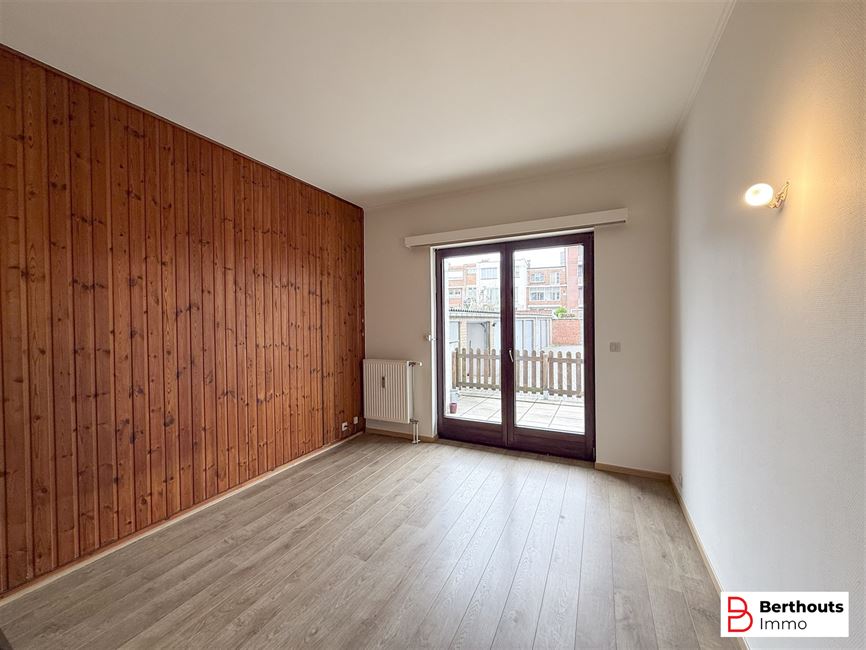 Gelijksvloersppartement met 2 slaapkamers - kelder - garage