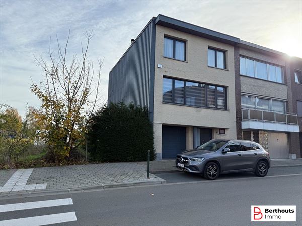 RUIME BEL- ETAGE WONING MET TUIN