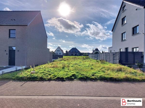 SUPER GELEGEN BOUWGROND VOOR EEN 3-GEVEL WONING