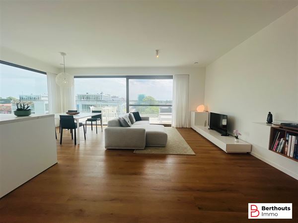 lUXUEUS, ENERGIEZUINIG APPARTEMENT OMRINGD DOOR TERRASSEN