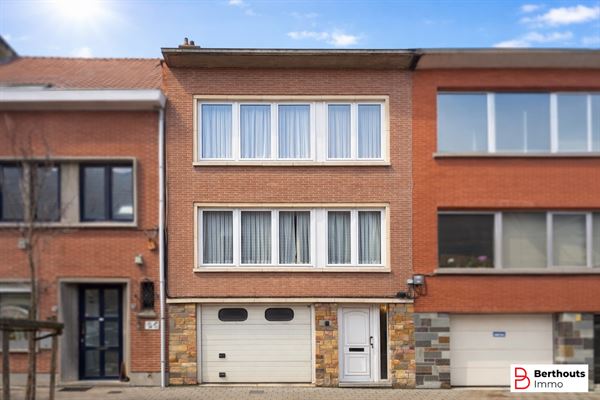 GOED GELEGEN RIJWONING MET TUIN EN GARAGE