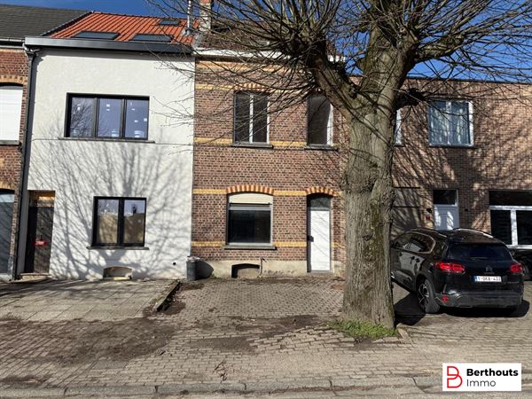 VOLLEDIG TE RENOVEREN RIJWONING MET TUIN