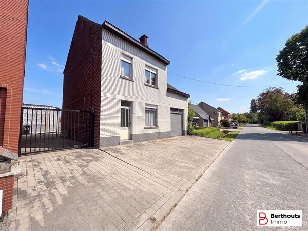 TE RENOVEREN WONING MET PRACHTIGE TUIN OP 11 ARE