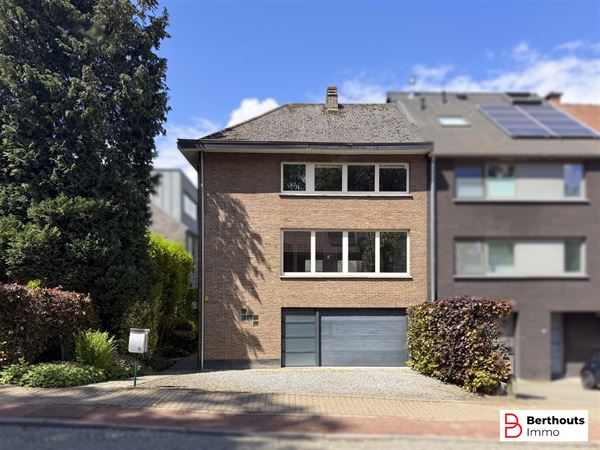 SUPER GELEGEN 3- GEVEL WONING VLAKBIJ CENTRUM