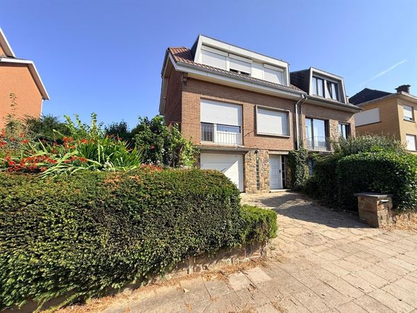RESIDENTIEEL 3-GEVEL WONING MET MOOIE TUIN