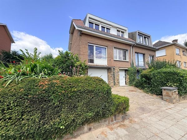 RESIDENTIEEL 3-GEVEL WONING MET MOOIE TUIN