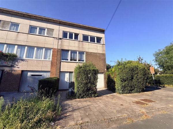 RESIDENTIEEL GELEGEN 3-GEVEL WONING VLAKBIJ NAVO!
