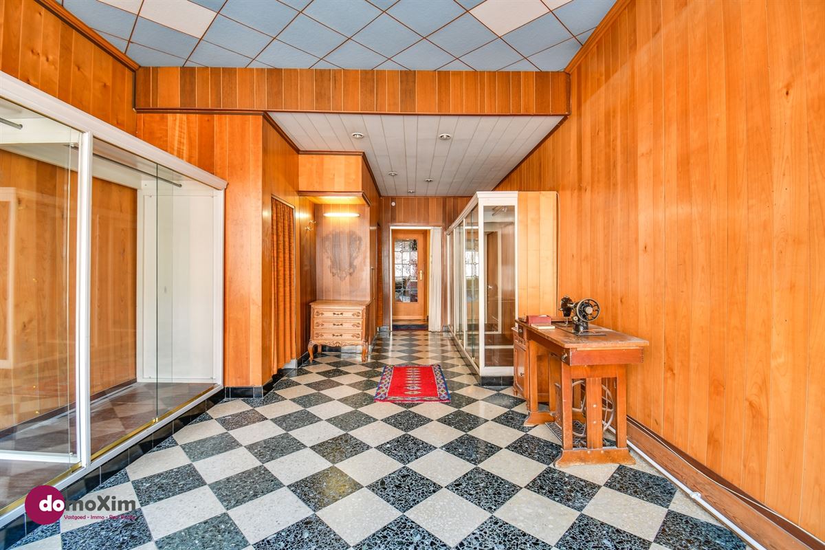 Townhouse in need of renovation with a south-facing garden and garage
