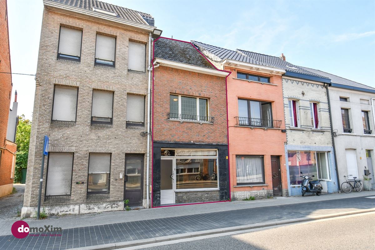 Townhouse in need of renovation with a south-facing garden and garage