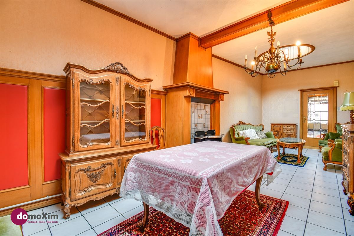 Townhouse in need of renovation with a south-facing garden and garage