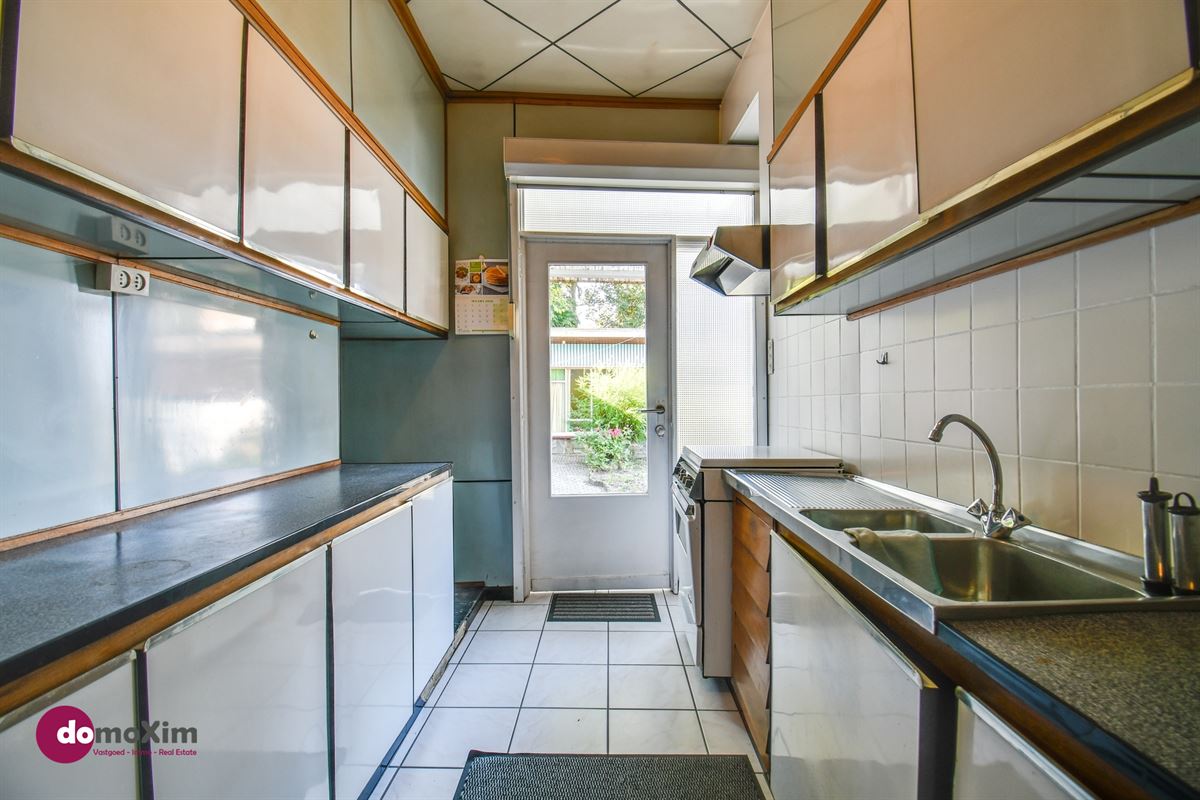 Townhouse in need of renovation with a south-facing garden and garage