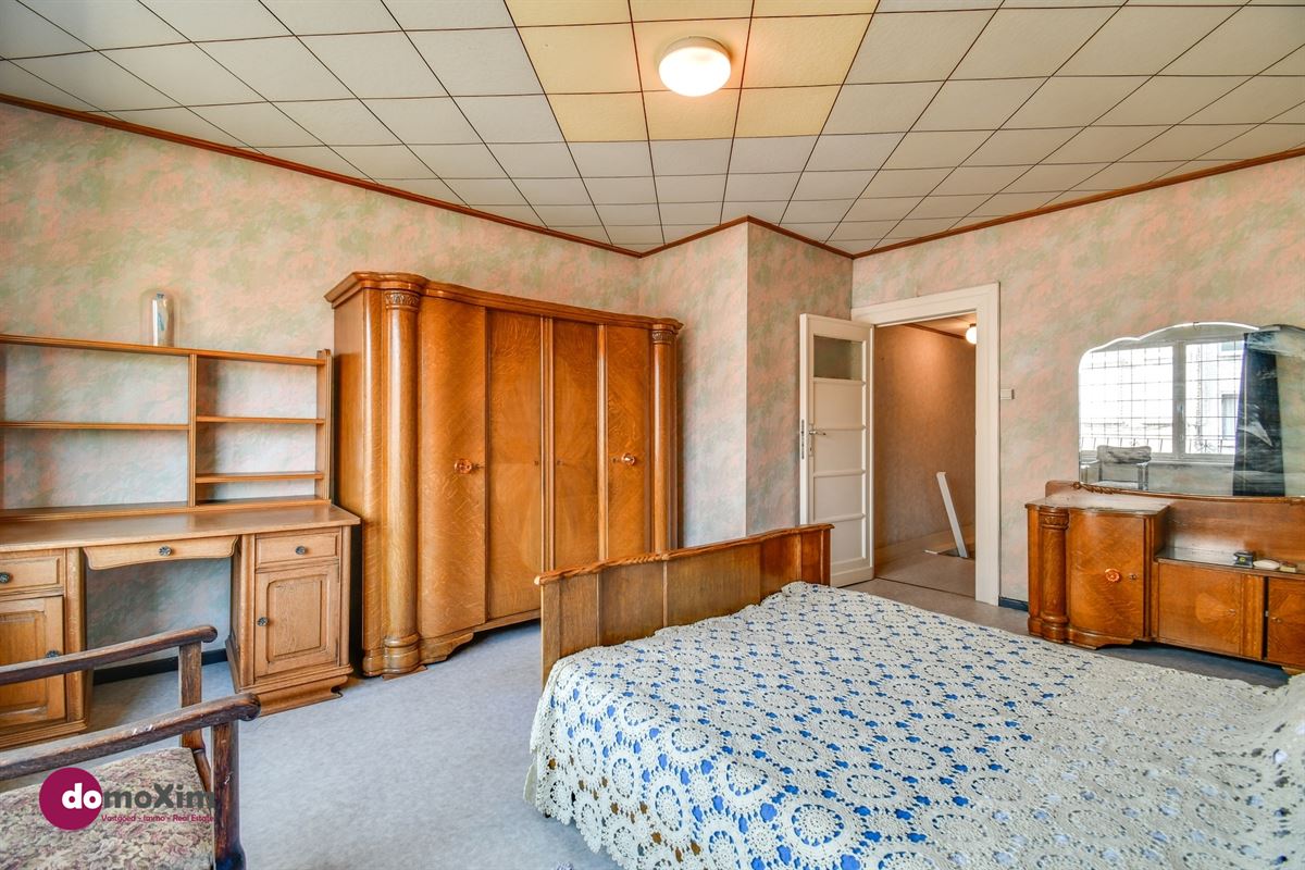 Townhouse in need of renovation with a south-facing garden and garage