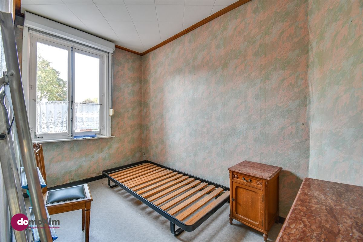 Townhouse in need of renovation with a south-facing garden and garage