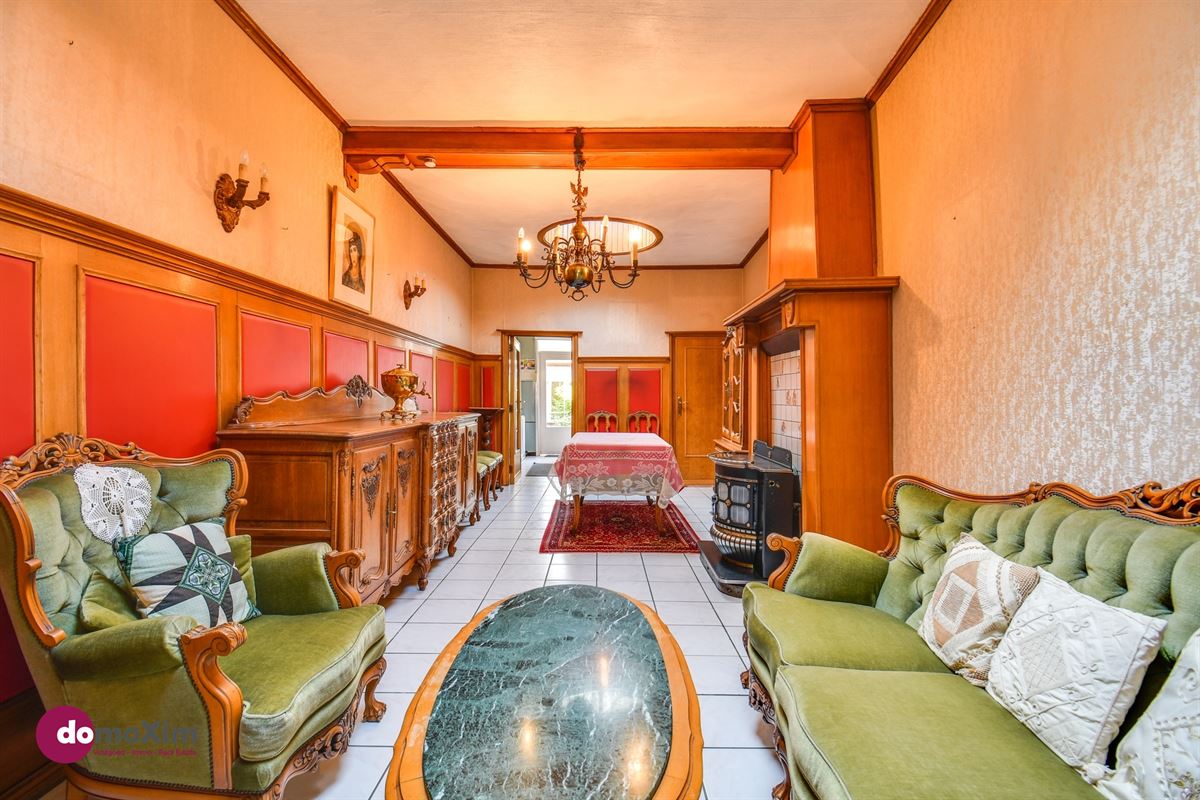 Townhouse in need of renovation with a south-facing garden and garage