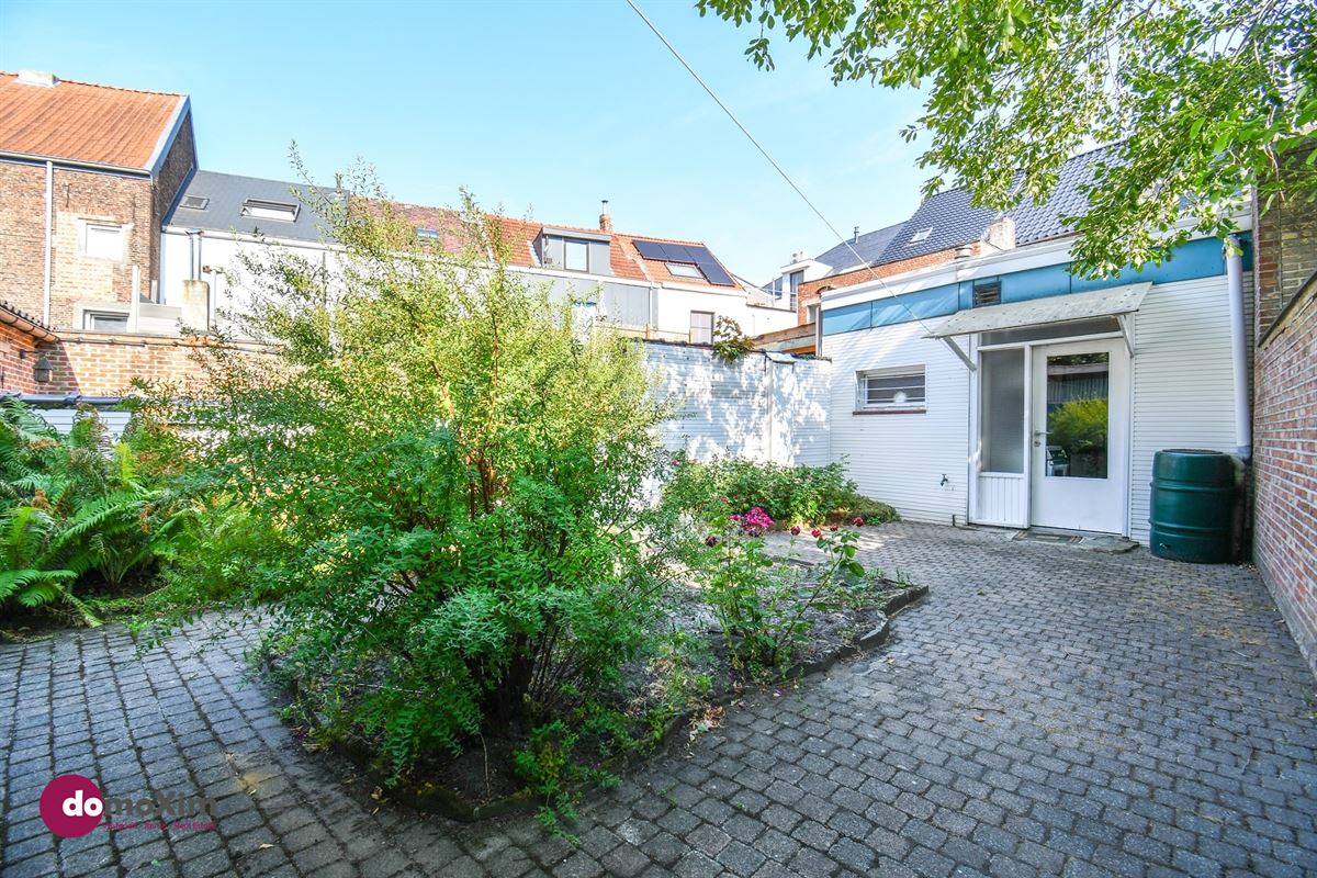 Townhouse in need of renovation with a south-facing garden and garage